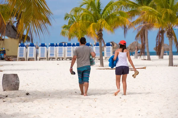 Un hombre y una mujer van a Playa Sirena, Cayo Largo, Cuba. Vista trasera . — Foto de Stock