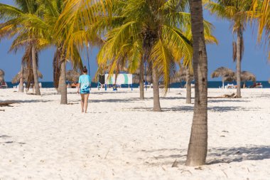 Cayo Largo, Küba kadın Playa Sirena kumsala gidelim..