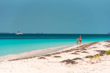 Cayo Largo, Küba - 8 Mayıs 2017: Kumlu plaj Playa cennet. Metin için yer kopyalayın.