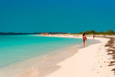 Cayo Largo, Küba - 8 Mayıs 2017: Kumlu plaj Playa cennet. Metin için yer kopyalayın.