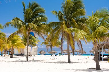 Cayo Largo, Küba - 10 Mayıs 2017: Kumlu plaj ve görünümünü binalar. Metin için yer kopyalayın.