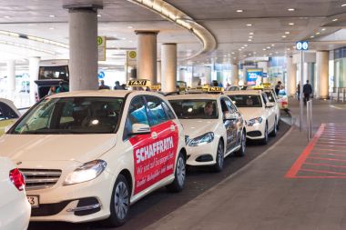 Düsseldorf, Almanya - 8 Haziran 2017: Taksi havaalanının topraklarında. Metin için yer kopyalayın.     