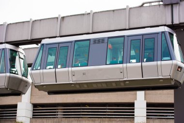 Düsseldorf, Almanya - 8 Haziran 2017: Sky Train füniküler havaalanında. Metin için yer kopyalayın. Yakın çekim.