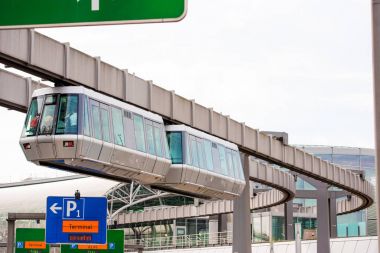 Düsseldorf, Almanya - 8 Haziran 2017: Sky Train füniküler havaalanında. Metin için yer kopyalayın. 