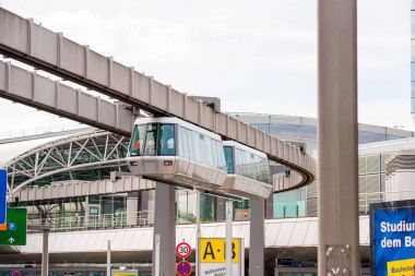 Düsseldorf, Almanya - 8 Haziran 2017: Sky Train füniküler havaalanında. Metin için yer kopyalayın. 