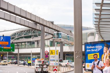 Düsseldorf, Almanya - 8 Haziran 2017: Sky Train füniküler havaalanında. Metin için yer kopyalayın. 