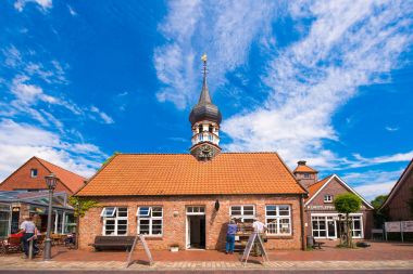 Hooksiel, Wangerland, Almanya - 11 Haziran 2017: Hooksiel Müzesi, okul, Belediye, sağlık resort yönetim. Metin için yer kopyalayın. 