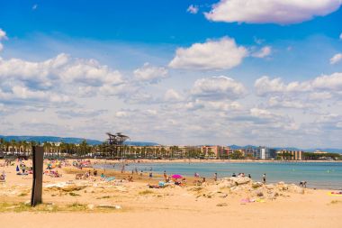 Kıyı şeridi Costa Dorada, beach La Pineda, Tarragona, Catalunya, İspanya. Metin için yer kopyalayın. 