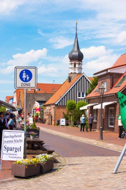 Hooksiel, Almanya - 11 Haziran 2017: Hooksiel Müzesi, okul, Belediye, sağlık resort yönetim. Metin için yer kopyalayın. Dikey.