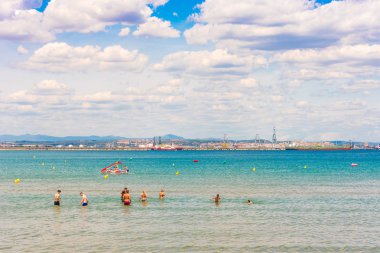 La Pineda, İspanya - 6 Haziran 2017: Beach La Pineda, Tarragona, Catalunya, İspanya. Metin için yer kopyalayın. 