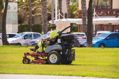 La Pineda, Tarragona, Catalunya, İspanya sahildeki çim biçme makinesi. Metin için yer kopyalayın. 