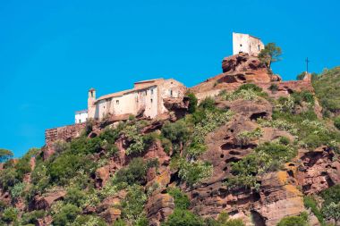 Mare de Deu de la Roca, Montbrio del Camp, Tarragona, kasaba Catalunya, İspanya yakınındaki antik Kilisesi. Metin için yer kopyalayın.