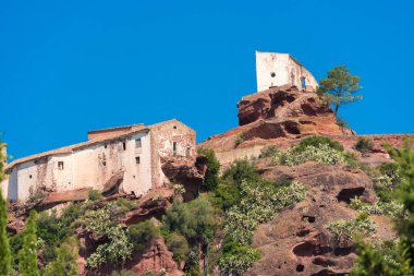 Mare de Deu de la Roca, Montbrio del Camp, Tarragona, kasaba Catalunya, İspanya yakınındaki antik Kilisesi. Metin için yer kopyalayın.