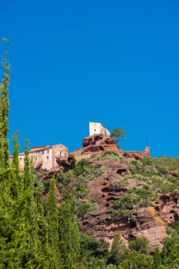 Mare de Deu de la Roca, Montbrio del Camp, Tarragona, kasaba Catalunya, İspanya yakınındaki antik Kilisesi. Metin için yer kopyalayın. Dikey.