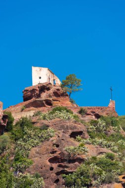 Mare de Deu de la Roca, Montbrio del Camp, Tarragona, kasaba Catalunya, İspanya yakınındaki antik Kilisesi. Metin için yer kopyalayın. Dikey.