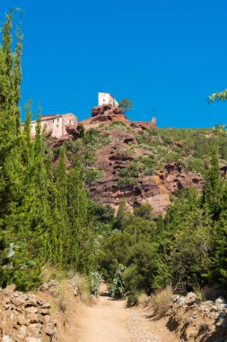 Mare de Deu de la Roca, Montbrio del Camp, Tarragona, kasaba Catalunya, İspanya yakınındaki antik Kilisesi. Metin için yer kopyalayın. Dikey.
