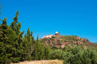 Mare de Deu de la Roca, Montbrio del Camp, Tarragona, kasaba Catalunya, İspanya yakınındaki antik Kilisesi. Metin için yer kopyalayın. Üzerinde mavi arka plan izole.