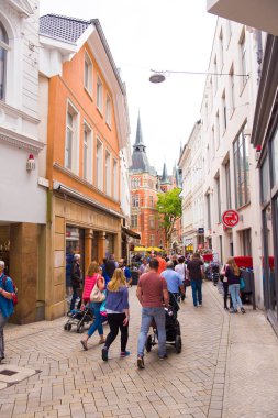 Oldenburg, Almanya - 10 Haziran 2017: Eski şehir sokak görünümünü. Dikey. Metin için yer kopyalayın.