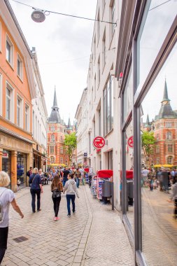 Oldenburg, Almanya - 10 Haziran 2017: Eski şehir sokak görünümünü. Dikey. Metin için yer kopyalayın.