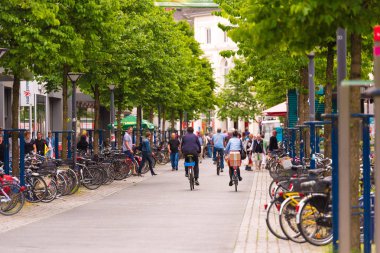 Oldenburg, Almanya - 10 Haziran 2017: Eski şehir sürme bisikletçiler grubu. Metin için yer kopyalayın.