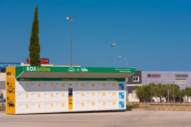 Tivissa, Tarragona, İspanya - 31 Mayıs 2017: online alışveriş için süpermarket 