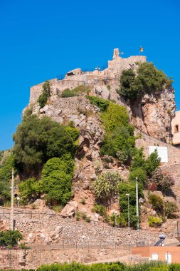 Dağ town Pratdip İspanya. Metin için yer kopyalayın. Üzerinde mavi arka plan izole. Dikey.