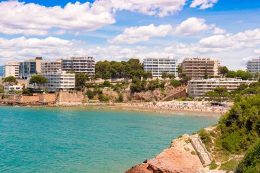 Kayalık plaj Salou, Tarragona, Catalunya, İspanya. Metin için yer kopyalayın.