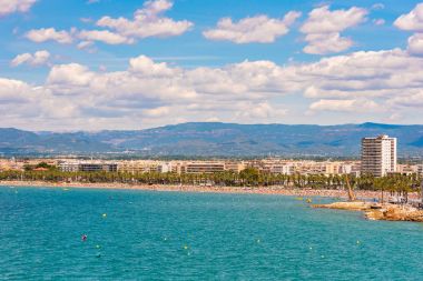 Salou, İspanya - 6 Haziran 2017: Sahil Costa Dorada, Salou, Tarragona, Catalunya, İspanya ana plaj. Metin için yer kopyalayın.