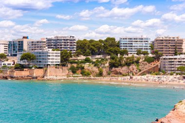 Kıyı şeridi Costa Dorada, plaj Salou, Tarragona, Catalunya, İspanya. Metin için yer kopyalayın.