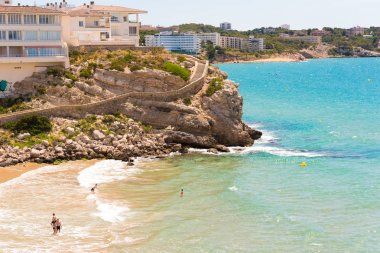 Salou, İspanya - 6 Haziran 2017: Rocky beach, Tarragona, Catalunya, İspanya. Metin için yer kopyalayın.