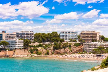 Kıyı şeridi Costa Dorada, plaj Salou, Tarragona, Catalunya, İspanya. Metin için yer kopyalayın.