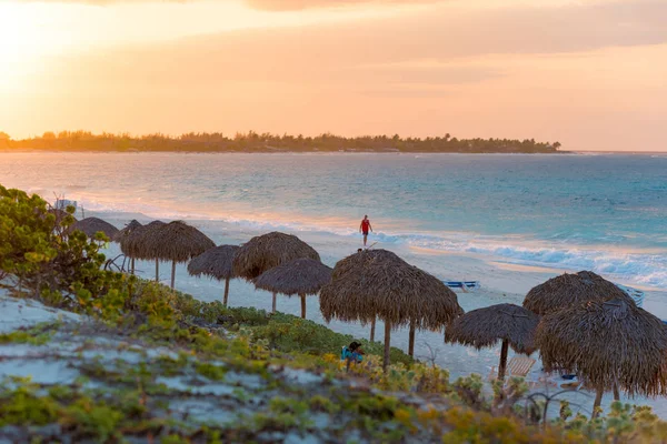 Ανατολή του ηλίου πάνω στην αμμώδη παραλία του νησιού του Cayo Largo, Κούβα. Χώρο αντίγραφο για το κείμενο. — Φωτογραφία Αρχείου