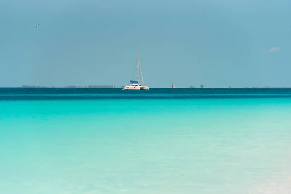 Σκάφος στην παραλία Playa παράδεισος από το νησί του Cayo Largo, Κούβα. Χώρο αντίγραφο για το κείμενο. — Φωτογραφία Αρχείου