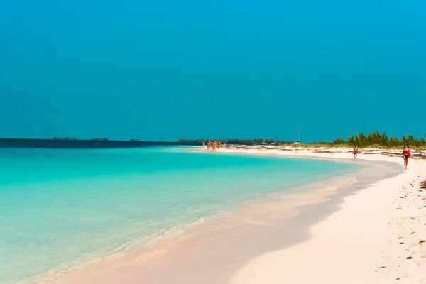 CAYO LARGO, CUBA - MAY 8, 2017: Sandy beach Playa Paradise. Copy space for text. — Stock Photo, Image