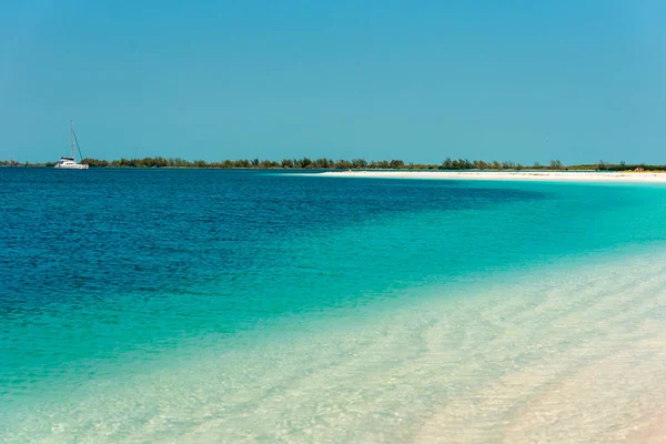 Playa de arena Playa Paraíso de la isla de Cayo Largo, Cuba. Copiar espacio para texto . — Foto de Stock