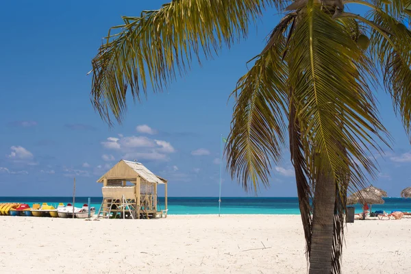 CAYO LARGO, CUBA - MAY 10, 2017: Observation tower on the sandy beach. Copy space for text. — Stock Photo, Image