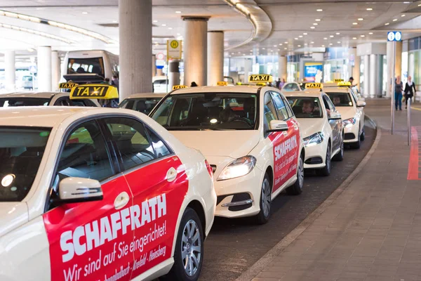 Düsseldorf, Almanya - 8 Haziran 2017: Taksi havaalanının topraklarında. Metin için yer kopyalayın.     