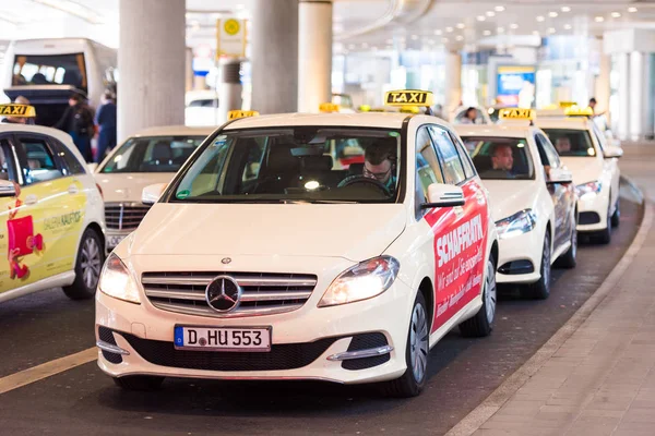 DUSSELDORF, ALEMANHA - JUNHO 8, 2017: Táxi no território do aeroporto. Copiar espaço para texto. Close-up . — Fotografia de Stock