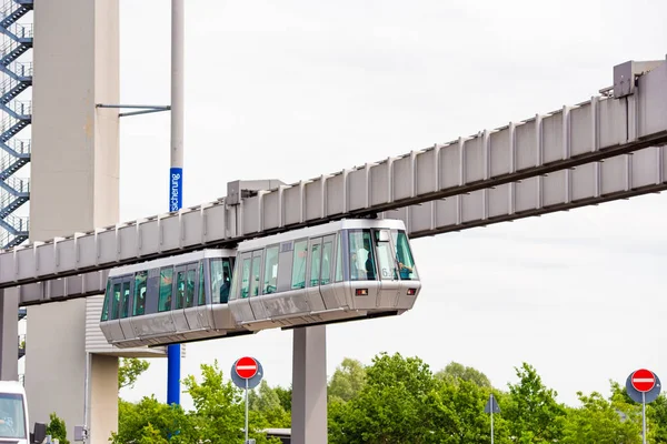 Düsseldorf, Almanya - 8 Haziran 2017: Sky Train füniküler havaalanında. Metin için yer kopyalayın. 