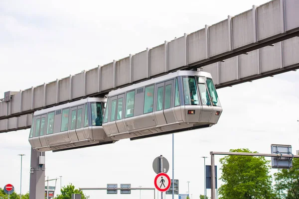 DUSSELDORF, ALEMANHA - 8 DE JUNHO DE 2017: Funicular Sky-Train no aeroporto. Espaço de cópia para texto . — Fotografia de Stock