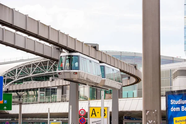 Düsseldorf, Almanya - 8 Haziran 2017: Sky Train füniküler havaalanında. Metin için yer kopyalayın. 