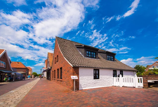 Hooksiel, Wangerland, Almanya - 11 Haziran 2017: Görünüm sokaklarda ve binaların. Metin için yer kopyalayın.