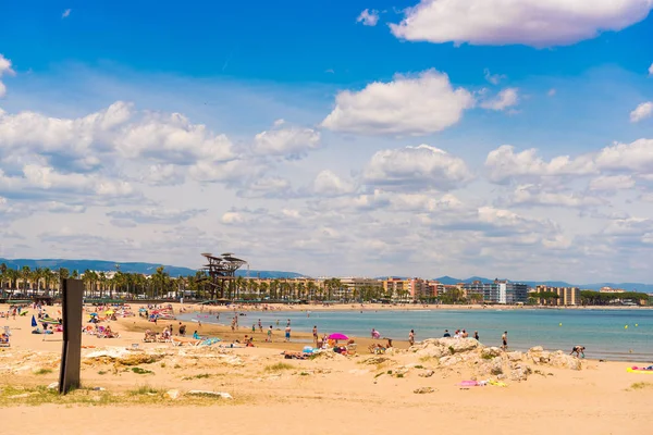 Kustlijn Costa Dorada, strand in La Pineda, Tarragona, Catalonië, Spanje. Ruimte voor tekst kopiëren. — Stockfoto