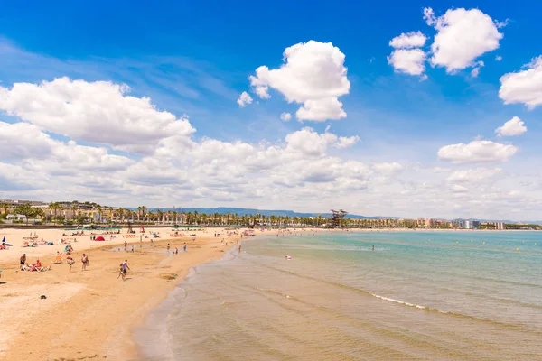 Kustlijn Costa Dorada, strand in La Pineda, Tarragona, Catalonië, Spanje. Ruimte voor tekst kopiëren. — Stockfoto