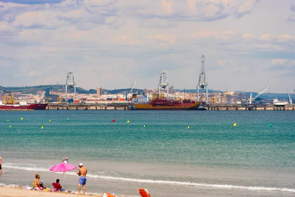 La Pineda, İspanya - 6 Haziran 2017: Sahil Costa Dorada, beach La Pineda, Tarragona, Catalunya, İspanya. Metin için yer kopyalayın. 