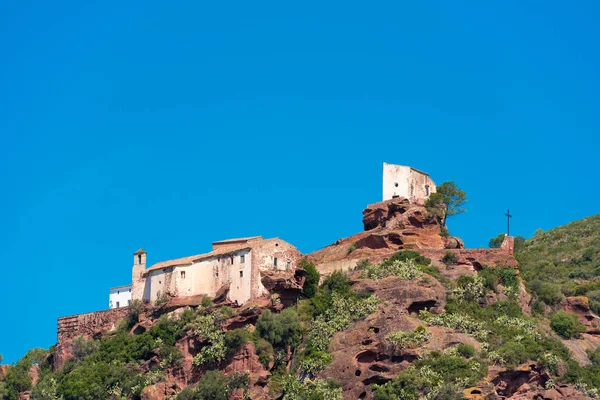 Ősi templom Mare de Deu de la Roca, közel a város Montbrio del Camp, Tarragona, Catalunya, Spanyolország. Hely, a szöveg másolása. — Stock Fotó