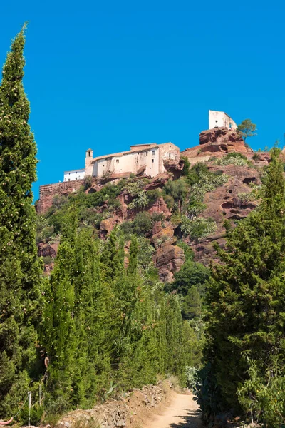 Ősi templom Mare de Deu de la Roca, közel a város Montbrio del Camp, Tarragona, Catalunya, Spanyolország. Másol szöveg adható. Függőleges. — Stock Fotó