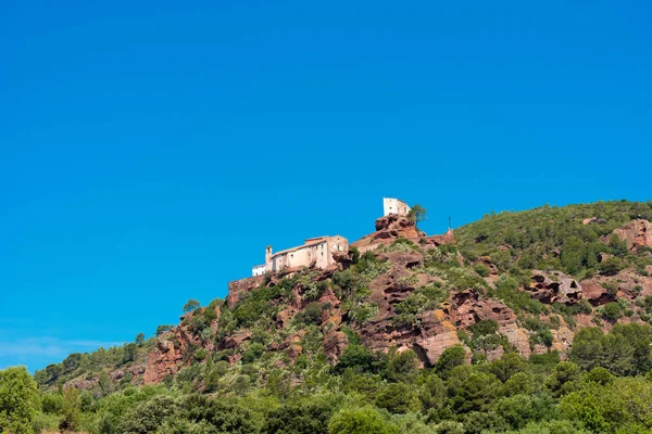Ősi templom Mare de Deu de la Roca, közel a város Montbrio del Camp, Tarragona, Catalunya, Spanyolország. Hely, a szöveg másolása. — Stock Fotó