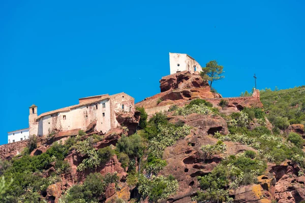 Ősi templom Mare de Deu de la Roca, közel a város Montbrio del Camp, Tarragona, Catalunya, Spanyolország. Hely, a szöveg másolása. — Stock Fotó