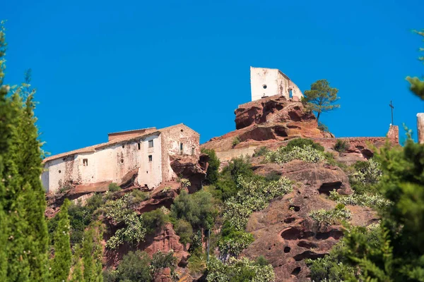 Ősi templom Mare de Deu de la Roca, közel a város Montbrio del Camp, Tarragona, Catalunya, Spanyolország. Hely, a szöveg másolása. — Stock Fotó